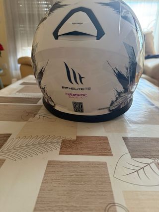 Casco de moto con diseño floral con gafas