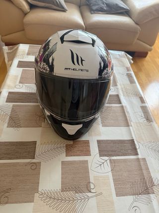 Casco de moto con diseño floral con gafas