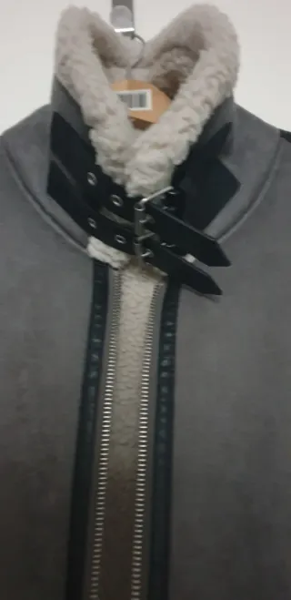 Cazadora efecto piel gris