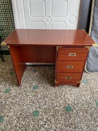Escritorio de madera marrón