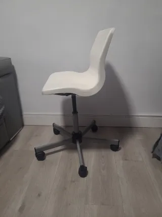 Silla de estudio blanca y gris