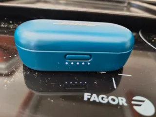 Auricular izquierdo y base de carga Bose Sport Azu