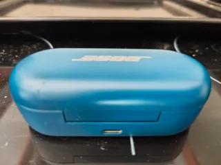 Auricular izquierdo y base de carga Bose Sport Azu