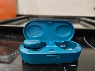 Auricular izquierdo y base de carga Bose Sport Azu