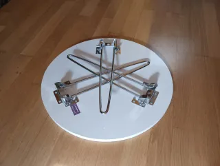 Mesa auxiliar redonda con diseño de cara sonriente