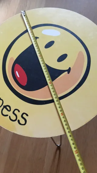 Mesa auxiliar redonda con diseño de cara sonriente