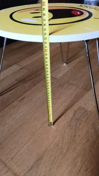 Mesa auxiliar redonda con diseño de cara sonriente