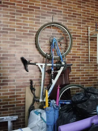 Bicicleta de montaña blanca y azul