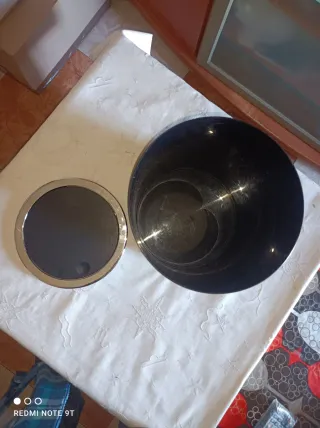 Papelera Negra y plateada