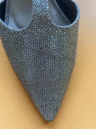 Zapatos de tacón Marypaz negros y dorados