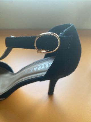 Zapatos de tacón Marypaz negros y dorados