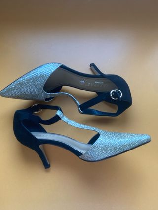 Zapatos de tacón Marypaz negros y dorados