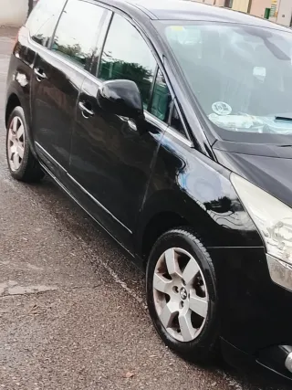 Peugeot 5008 2011