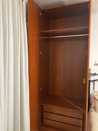 Armario alto de madera con cajonera