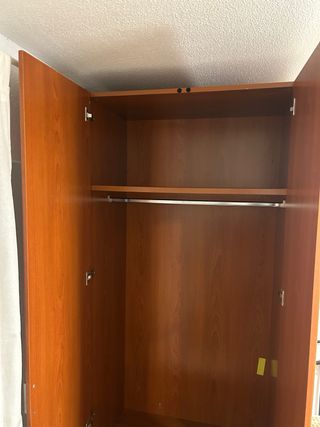 Armario alto de madera con cajonera