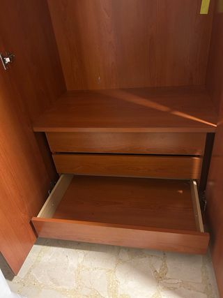 Armario alto de madera con cajonera
