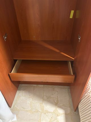 Armario alto de madera con cajonera
