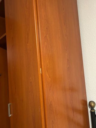 Armario alto de madera con cajonera