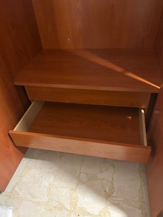 Armario alto de madera con cajonera