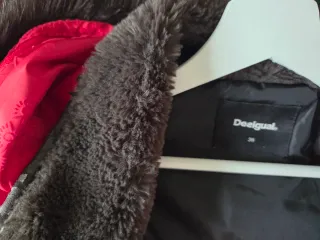 Abrigo plumífero Desigual rojo