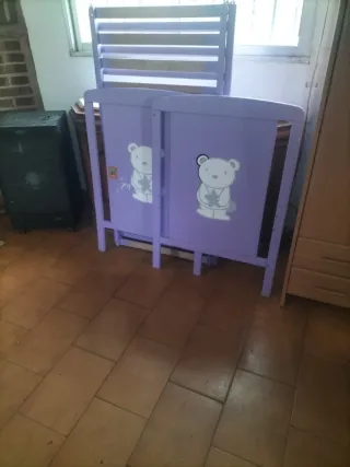 Cuna de bebé morada con ositos
