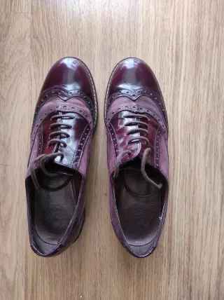 Zapatos Wonders burdeos con cordones