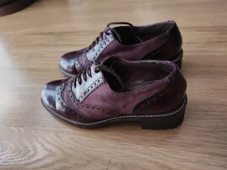 Zapatos Wonders burdeos con cordones