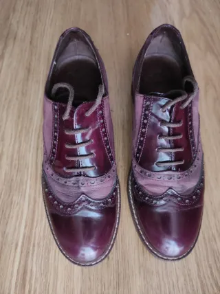 Zapatos Wonders burdeos con cordones