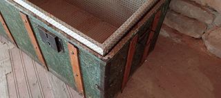 Baúl antiguo verde con detalles de madera