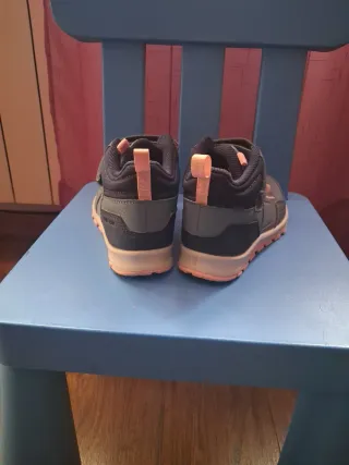 Botas trekking niña azules y rosas. Talla 28