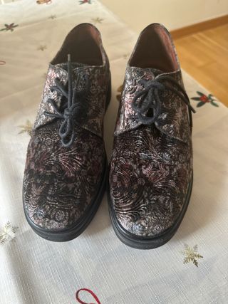 Zapatos de ante con diseño