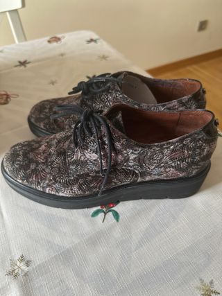 Zapatos de ante con diseño