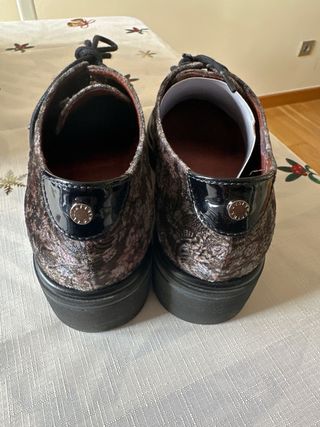 Zapatos de ante con diseño