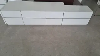 Mueble de salón blanco con cajones