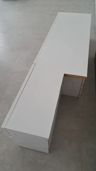 Mueble de salón blanco con cajones