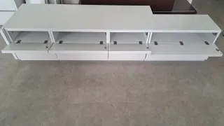 Mueble de salón blanco con cajones