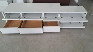Mueble de salón blanco con cajones