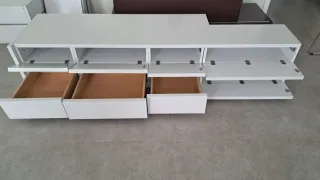 Mueble de salón blanco con cajones