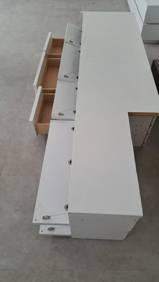 Mueble de salón blanco con cajones