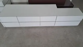 Mueble de salón blanco con cajones