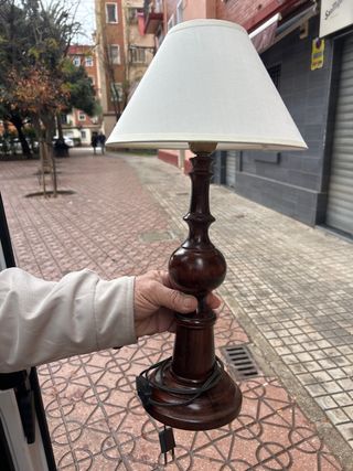 Lámpara de madera oscura