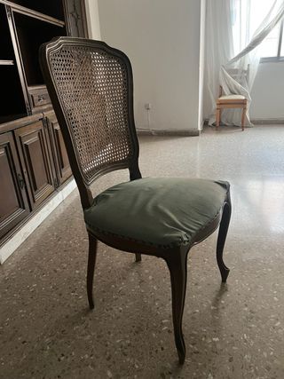 Mesa de comedor de madera con sillas