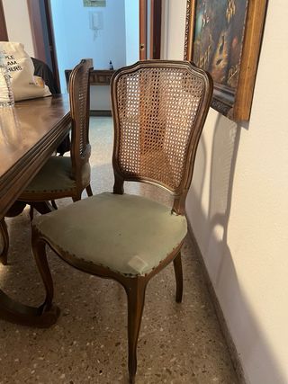 Mesa de comedor de madera con sillas