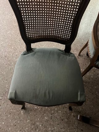 Mesa de comedor de madera con sillas