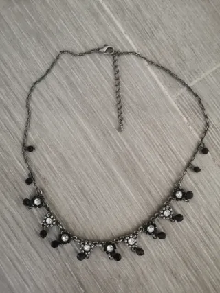 Gargantilla con flores plateadas y negras