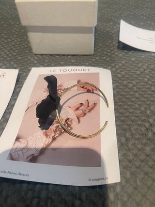 Brazalete Le Touquet Flor Negra y Dorada