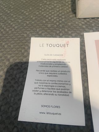 Brazalete Le Touquet Flor Negra y Dorada