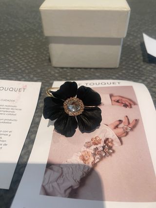 Brazalete Le Touquet Flor Negra y Dorada