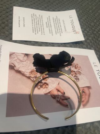 Brazalete Le Touquet Flor Negra y Dorada