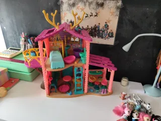 Casa Enchantimals con 7 muñecas y mascotas